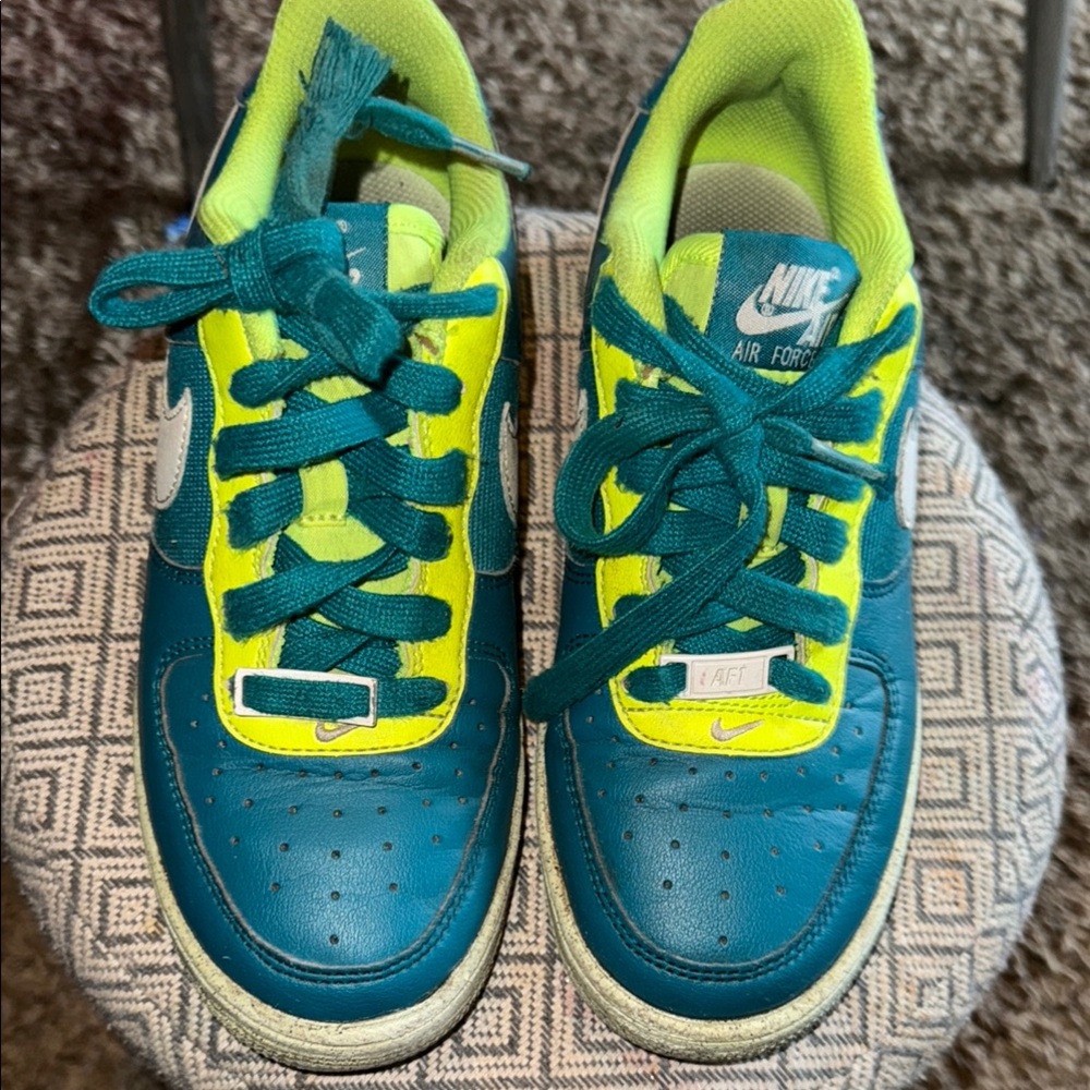 Nike Blue and Green Sneakers Vibrant Style